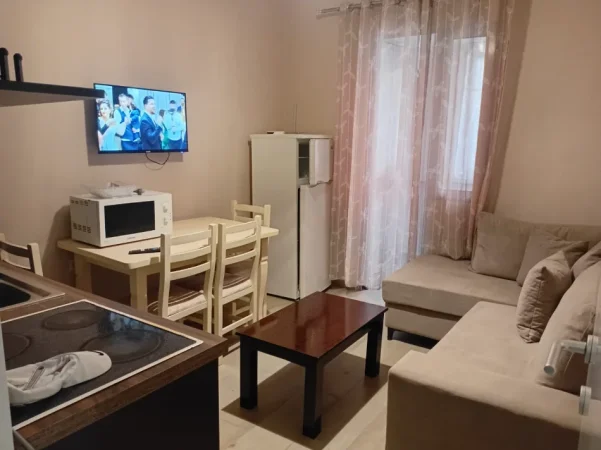 Tirane, jepet me qera apartament 1+1 Kati 1, 45 m² 500 € (Pallatet agimi pas kafe Roma)