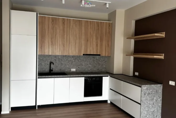 Tirane, jepet me qera zyre Kati 6, 65 m² 520 € (Rruga Sitki Cico)