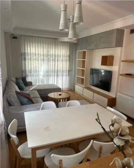 Tirane, jepet me qera apartament 3+1+Ballkon Kati 6, 155 m² 150,000 ALL (Kristal Center, Tirane)