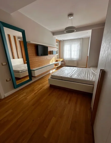 Tirane, jepet me qera apartament 3+1+Ballkon Kati 6, 155 m² 150,000 ALL (Kristal Center, Tirane)