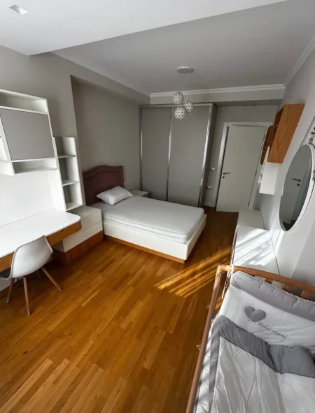 Tirane, jepet me qera apartament 3+1+Ballkon Kati 6, 155 m² 150,000 ALL (Kristal Center, Tirane)