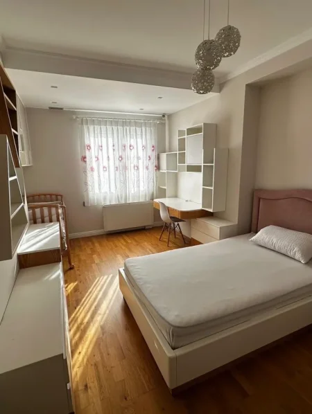 Tirane, jepet me qera apartament 3+1+Ballkon Kati 6, 155 m² 150,000 ALL (Kristal Center, Tirane)