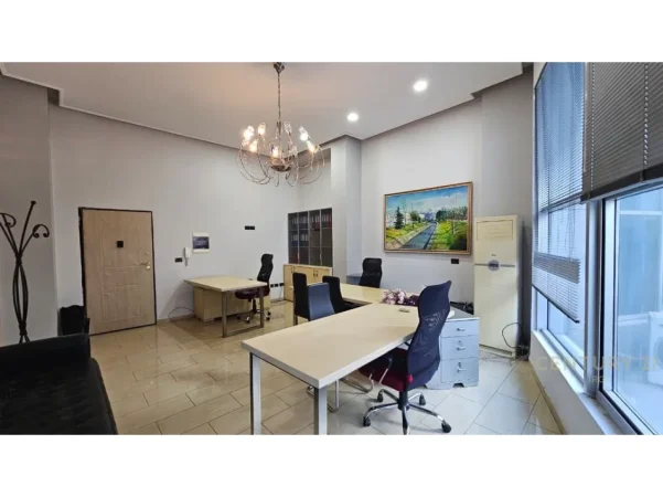 Tirane, jepet me qera zyre Kati 1, 57 m² 650 € (Rruga e Bogdaneve)