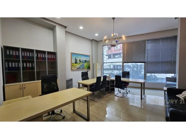 Tirane, jepet me qera zyre Kati 1, 57 m² 650 € (Rruga e Bogdaneve)