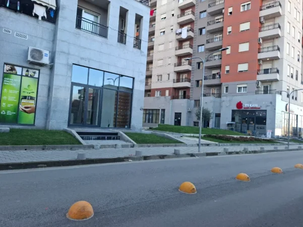 Tirane, jepet me qera dyqan , 1 m² 170 € (Astir)