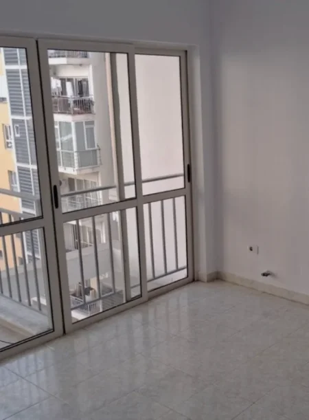 Jepet me qira apartament 1+1, 400 € tek Ish Fusha e Aviacionit