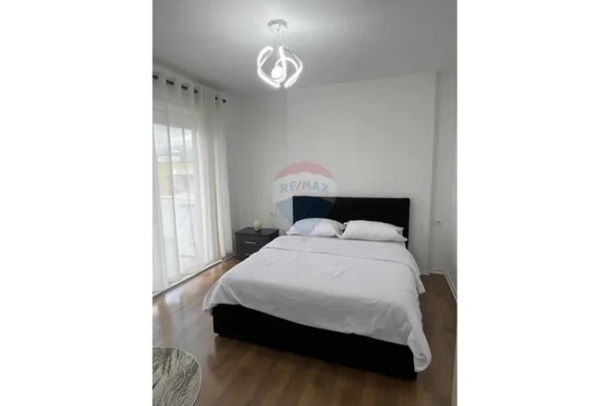 Tirane, jepet me qera apartament 2+1 , 90 m² 700 € (Shkolla e Bashkuar)
