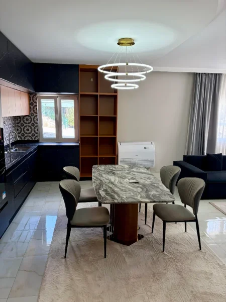 Tirane, jepet me qera apartament 2+1+Ballkon Kati 2, 135 m² 1.000 € (Rruga Panorama e Liqenit, Liqeni Farkës)