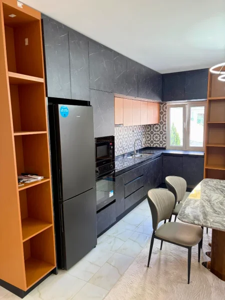 Tirane, jepet me qera apartament 2+1+Ballkon Kati 2, 135 m² 1.000 € (Rruga Panorama e Liqenit, Liqeni Farkës)