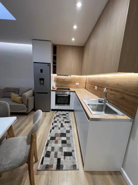 Tirane, jepet me qera apartament 2+1 , 500 € (astir)