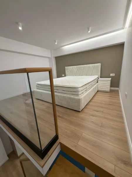 Tirane, jepet me qera apartament duplex Dublex , 550 € 