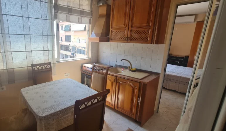 Tirane, jepet me qera apartament 2+1+Ballkon Kati 2, 100 m² 500 € (Rr Dritan Hoxha, prane ZKM)