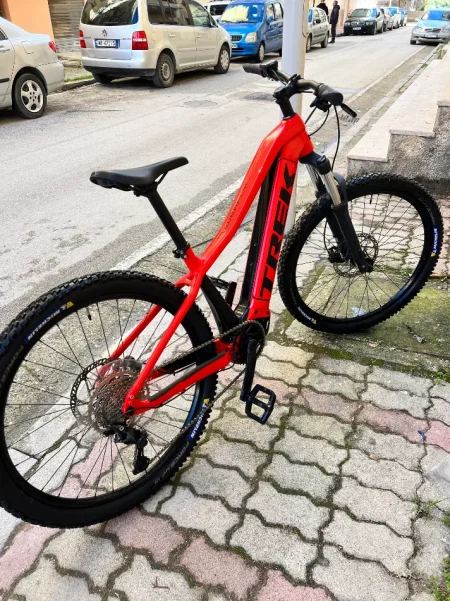 Vlore, shes Trek E-MTB powerfly 4 gen 4
