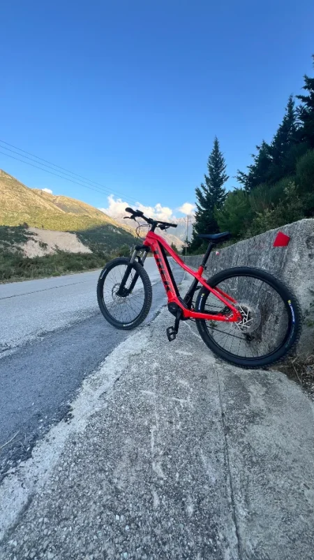 Vlore, shes Trek E-MTB powerfly 4 gen 4