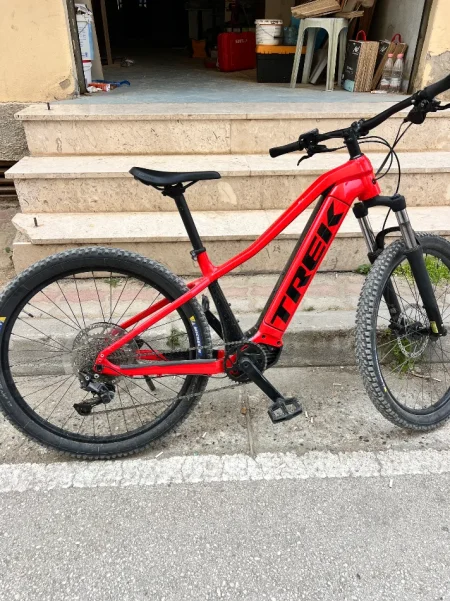 Vlore, shes Trek E-MTB powerfly 4 gen 4