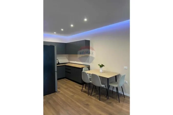 Tirane, jepet me qera apartament 2+1 Kati 5, 100 m² 700 € (Shkolla e Bashkuar)