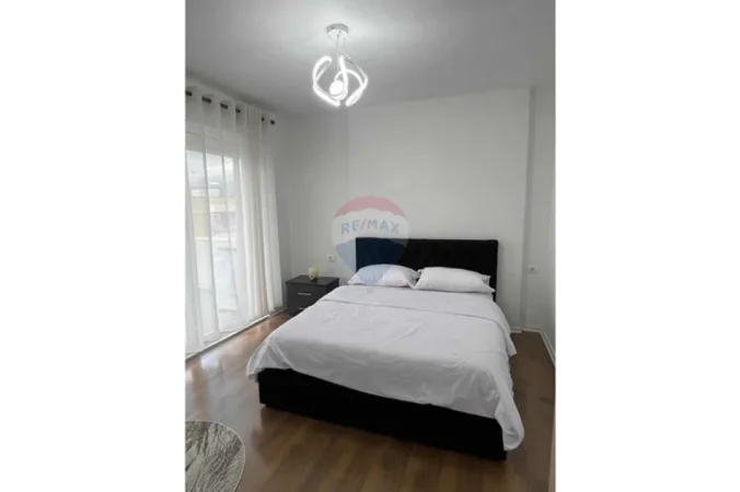 Tirane, jepet me qera apartament 2+1 Kati 5, 100 m² 700 € (Shkolla e Bashkuar)