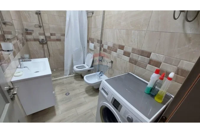 Tirane, jepet me qera apartament 1+1 , 70 m² 550 € (Qsut)