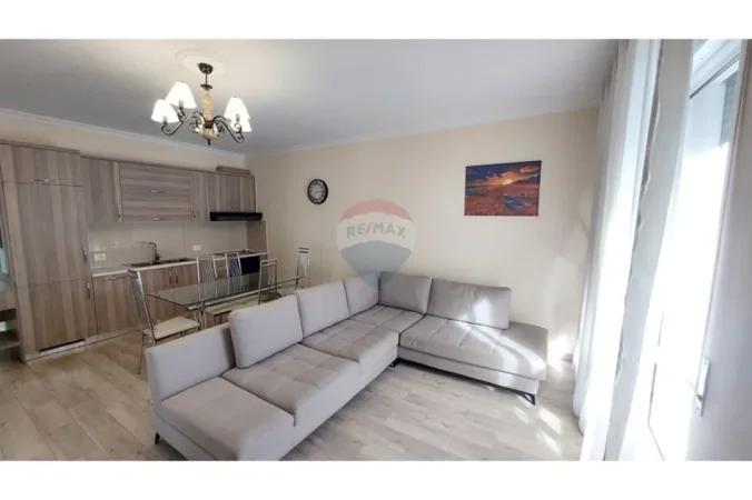 Tirane, jepet me qera apartament 1+1 , 70 m² 550 € (Qsut)