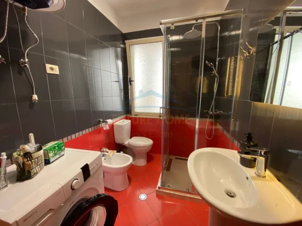 Tirane, jepet me qera apartament 2+1+Ballkon Kati 7, 90 m² 600 € (Unaza e Re)