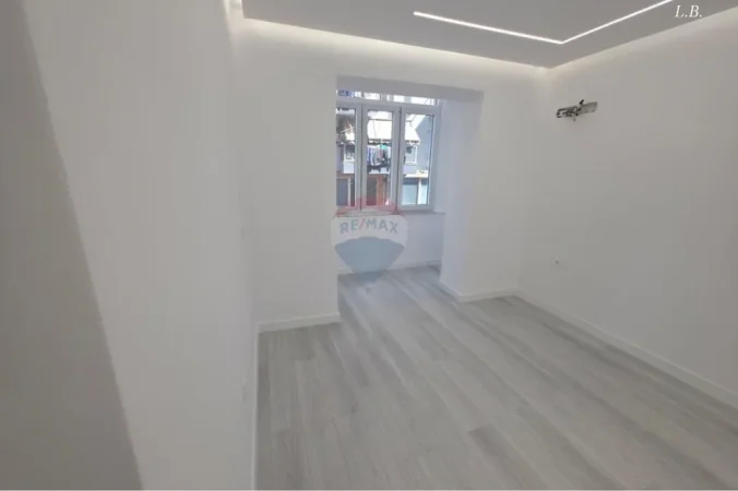 Tirane, jepet me qera zyre Kati 2, 90 m² 1.300 € (Rruga Barrikada)
