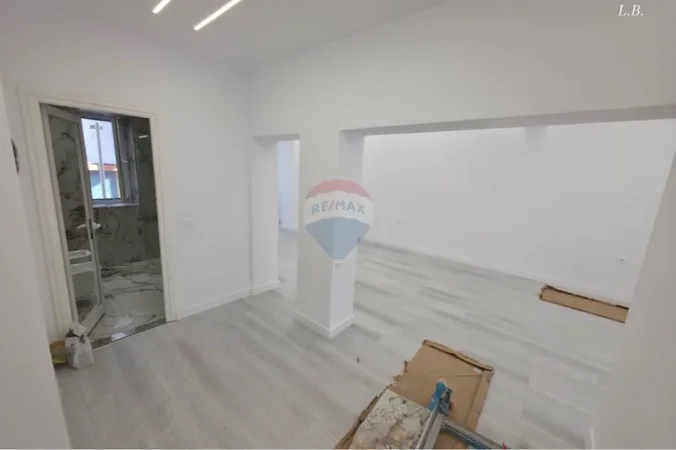 Tirane, jepet me qera zyre Kati 2, 90 m² 1.300 € (Rruga Barrikada)