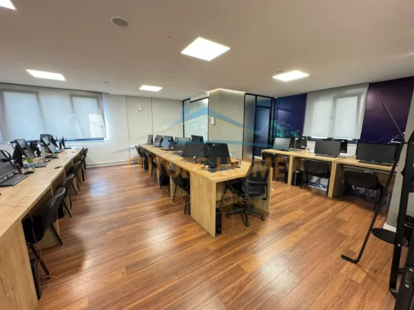 Tirane, jepet me qera ambjent biznesi Kati 1, 130 m² 1.700 € (Shallvaret)