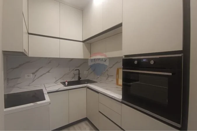 Tirane, jepet me qera apartament 1+1 Kati 3, 75 m² 650 € (Rruga Egnatia)
