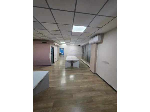 Tirane, jepet me qera ambjent biznesi Kati 1, 306 m² 3.400 € (Qendër)