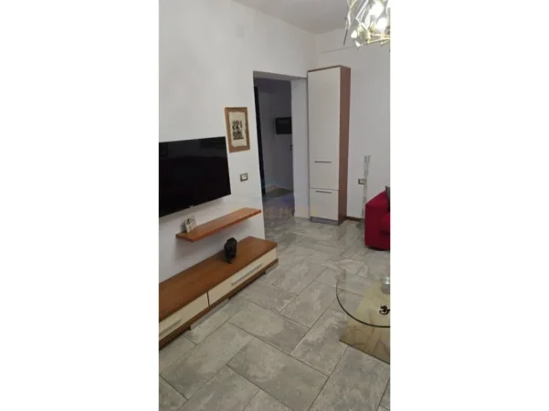 Tirane, jepet me qera apartament 2+1 Kati 3, 62 m² 580 € (Rruga Dibrës)