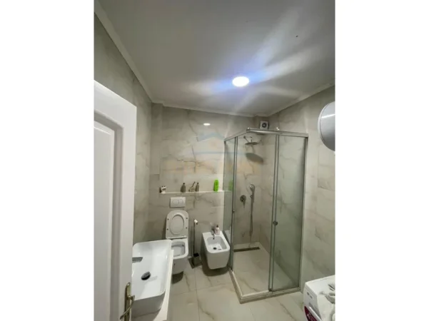 Tirane, jepet me qera apartament 2+1+Ballkon Kati 3, 108 m² 1.000 € (Qender)