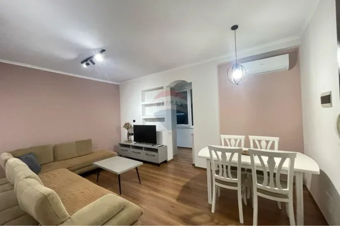 Tirane, jepet me qera apartament 1+1 Kati 3, 60 m² 500 € (Rruga Muhamet Gjollesha, Hotel Doro CIty)