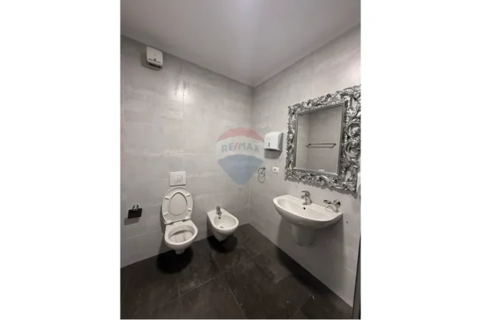 Tirane, jepet me qera , 190 m² 2.600 € (Blv Gjergj Fishta)
