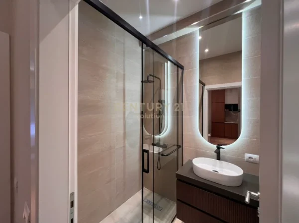 Tirane, shitet apartament 1+1+Ballkon Kati 4, 59 m² (pallati me shigjeta)