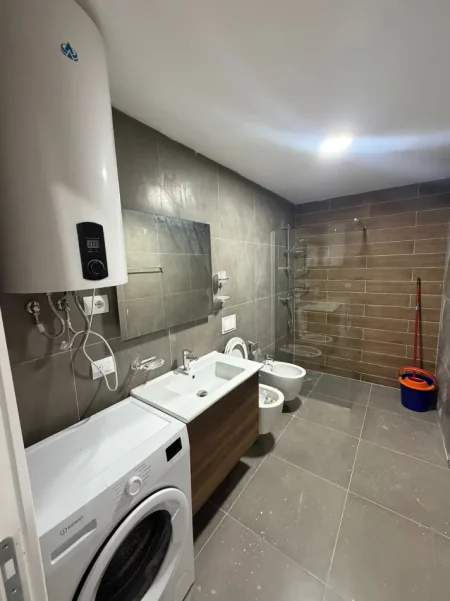 Tirane, jepet me qera apartament 1+1+Ballkon Kati 5, 80 m² 500 € (Apartament 1+1 Per Qera Akses Tirana Plotesisht I Mobiluar)