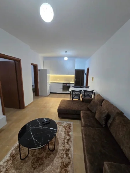 Tirane, jepet me qera apartament 2+1+Ballkon Kati 8, 95 m² 450 € (Apartament 2+1 Per Qera Prane Casa Italia I Sapomobiluar)