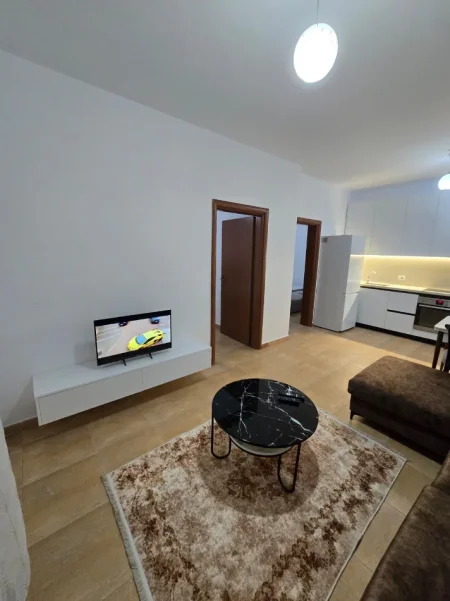 Tirane, jepet me qera apartament 2+1+Ballkon Kati 8, 95 m² 450 € (Apartament 2+1 Per Qera Prane Casa Italia I Sapomobiluar)