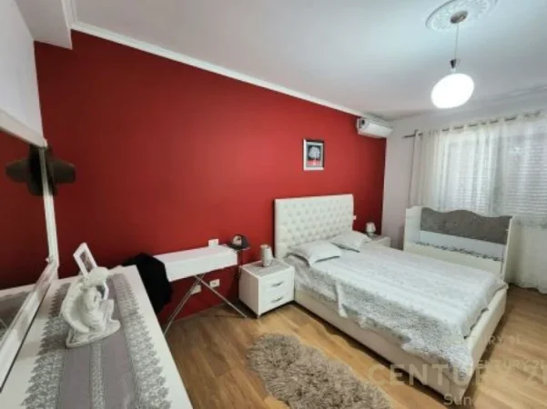Tirane, jepet me qera apartament 3+1+Ballkon Kati 2, 137 m² 1.000 € (zogu zi)