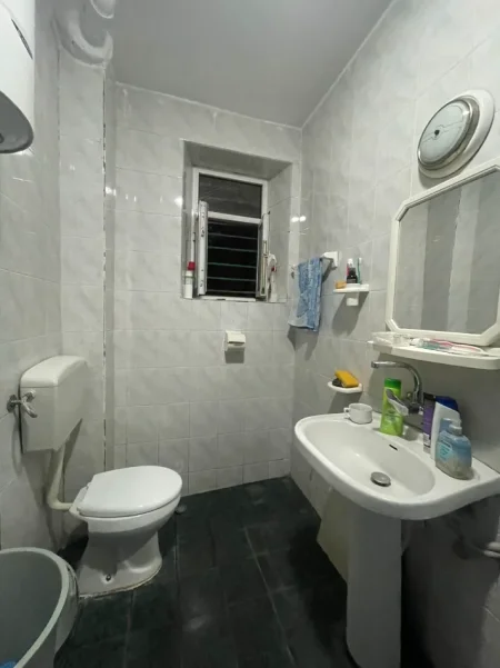 Tirane, jepet me qera apartament 2+1+Ballkon Kati 2, 75 m² 500 € (Selvia/Rr.Saraceve)