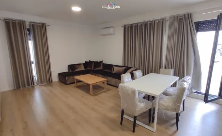 Tirane, jepet me qera apartament 2+1+Ballkon Kati 6, 110 m² 1.000 € (Kompleksi Erli)