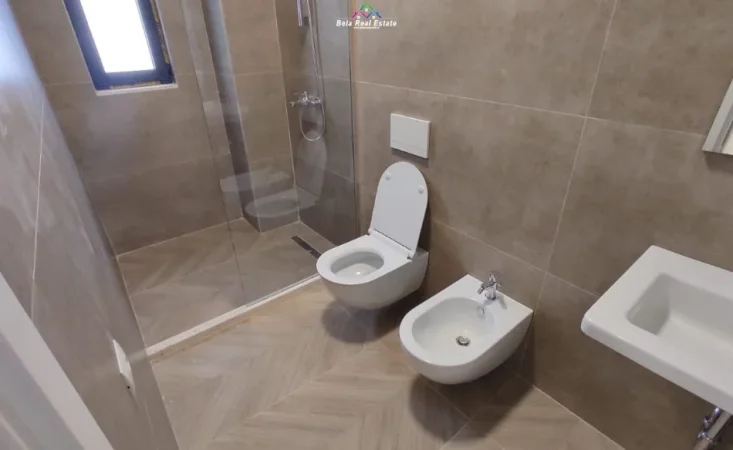 Tirane, jepet me qera apartament 2+1+Ballkon Kati 6, 110 m² 1.000 € (Kompleksi Erli)