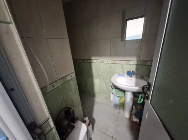 Vlore, shitet ambjent biznesi Kati 0, 131 m² (Rruga 7 Nentori, prane Shtepis se Oficerave, Vlore)