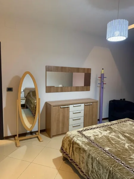 Tirane, jepet me qera apartament 2+1+Ballkon Kati 2, 130 m² 1.200 € (Blloku)