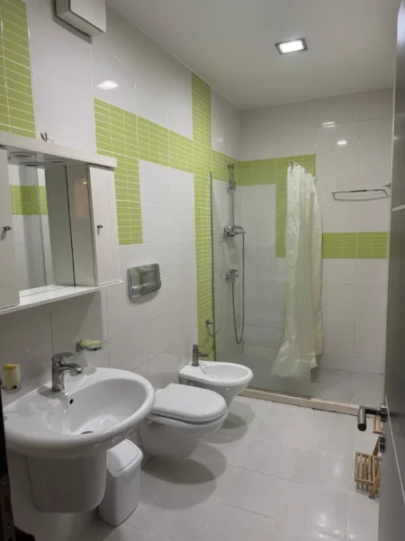 Tirane, jepet me qera apartament 2+1+Ballkon Kati 2, 130 m² 1.200 € (Blloku)