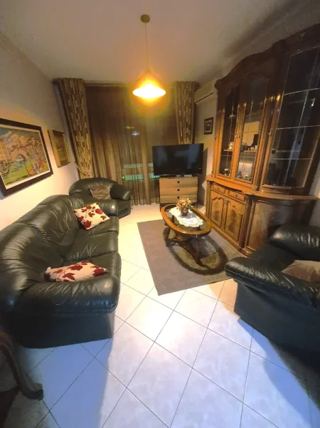 Tirane, jepet me qera shtepi 2+1 Kati 3, 