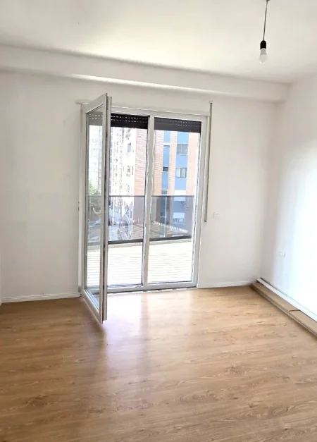 Tirane, jepet me qera apartament 2+1 Kati 4, 