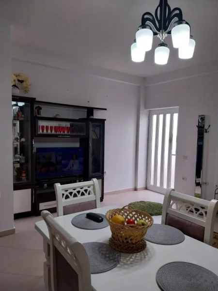 Vlore, jepet me qera shtepi 2+1+Ballkon Kati 2, 