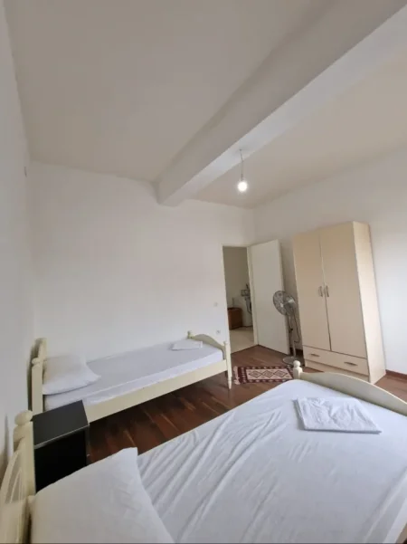 Vlore, jepet me qera shtepi 2+1+Ballkon Kati 2, 