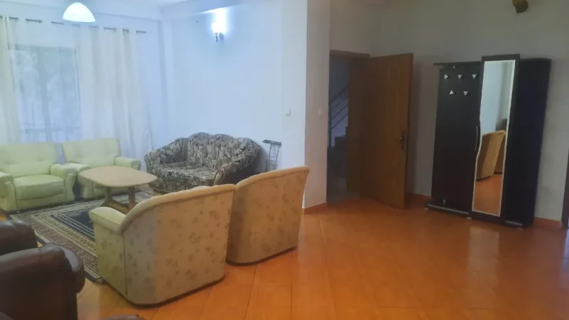Tirane, jepet me qera Vile 2+1+Aneks+Ballkon Kati 1, 150 m² 450 € (Qytet Studenti)