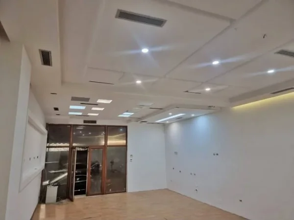 Tirane, jepet me qera dyqan Kati 0, 80 m² 45.000 € (kthesa e kamzes)